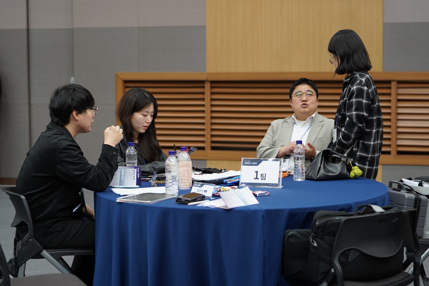 본선 당일 팀 테이블에서 준비하는 참가자들